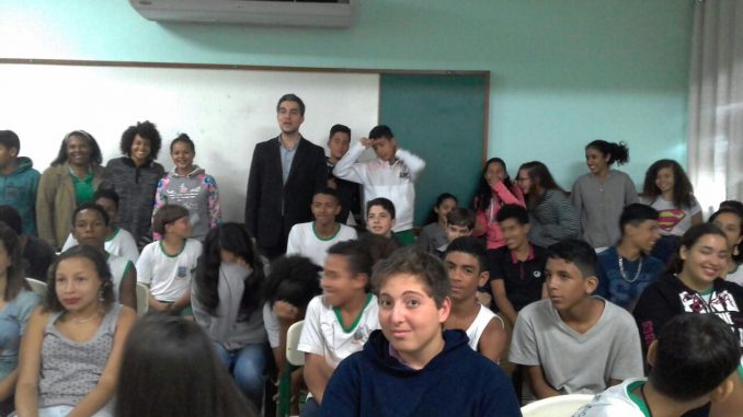 Na foto, o servidor João Estevão está no meio dos alunos do ensino fundamental