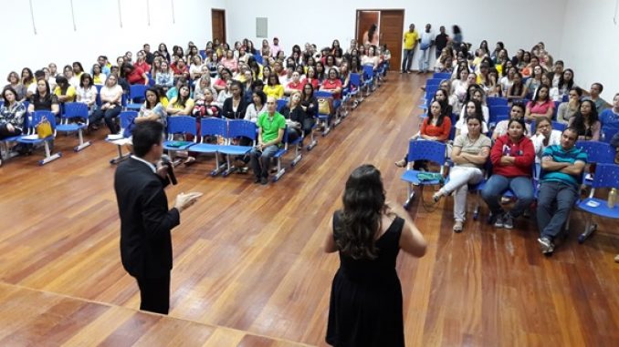 Na foto, o servidor João Estevão está na frente do auditório e os participantes ao fundo