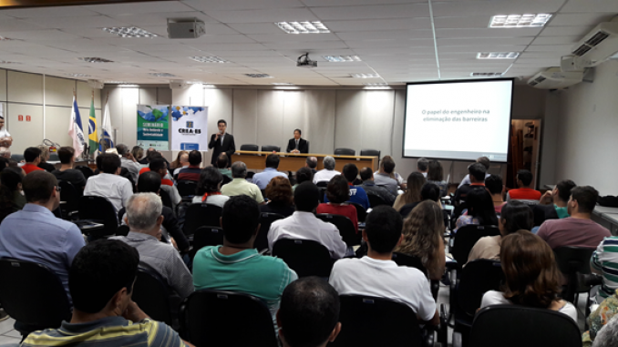 Na foto, o servidor João Estevão está falando e na sua frente os participantes sentados