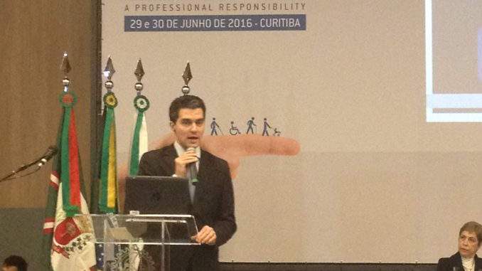 Na foto, o servidor João Estevão está falando  no auditório