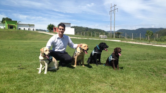 Na foto, o servidor João Estevão está no meio dos cães-guia em treinamento