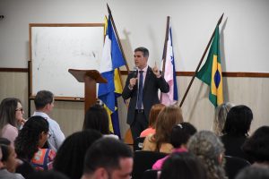 Conselheiro Rodrigo Coelho em palestra no município de Linhares